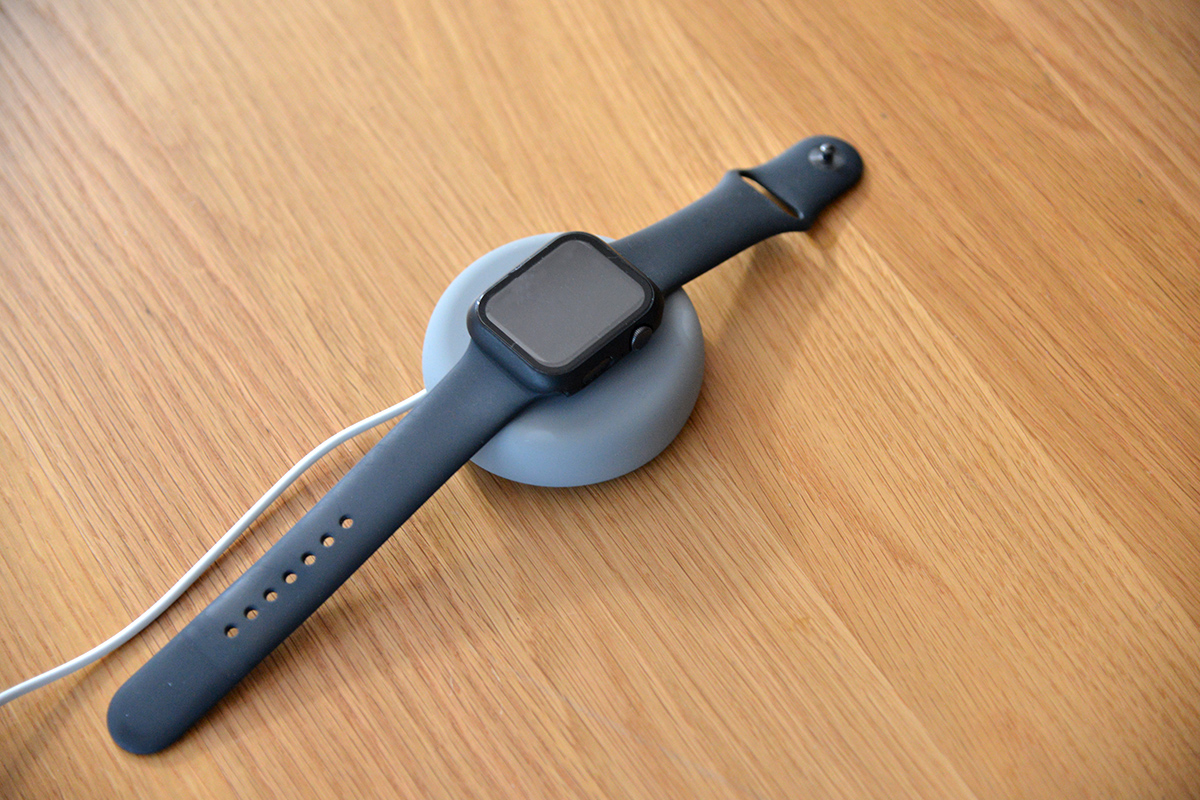 Apple Watchの純正ケーブルをすっきり収納するケーブルホルダー